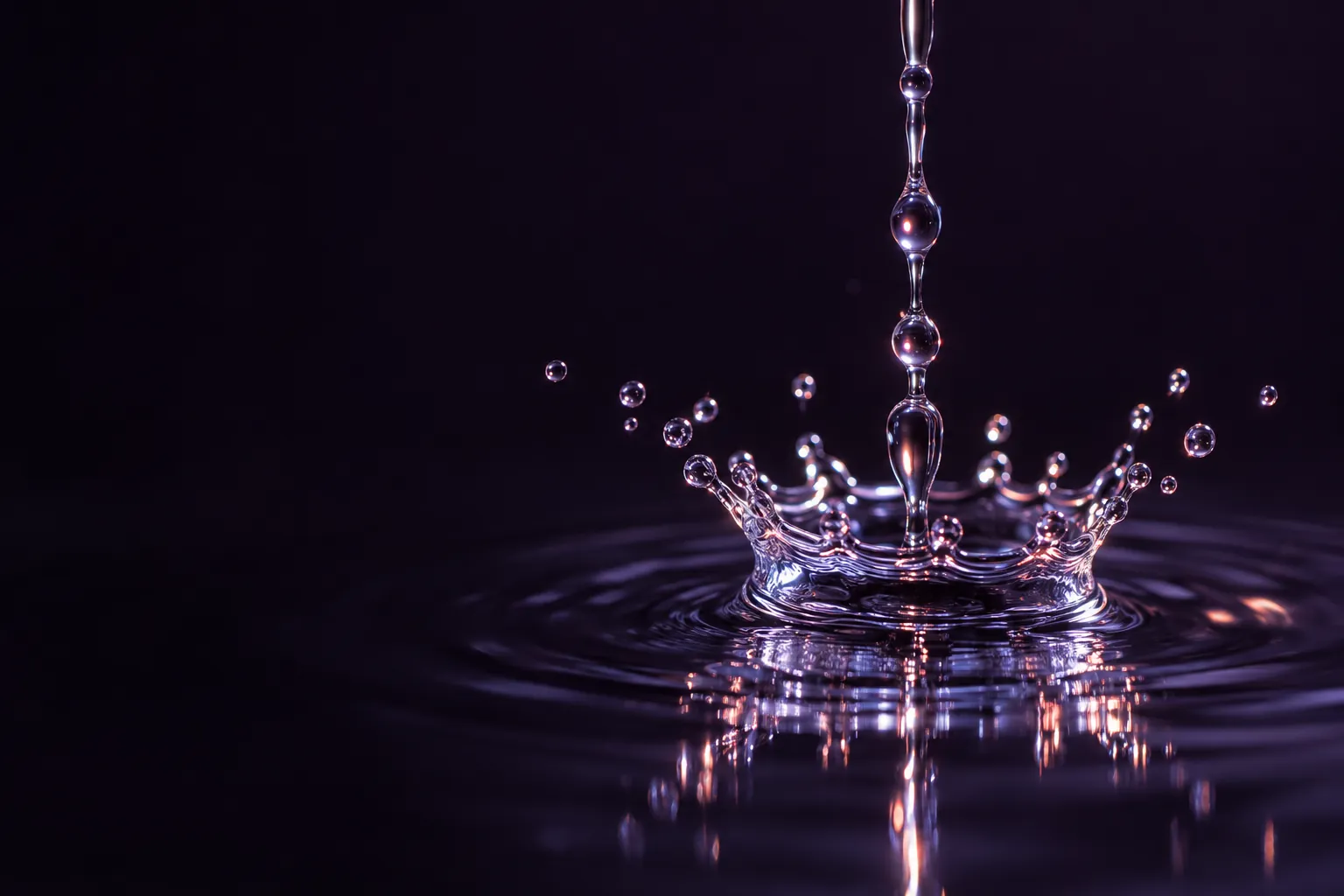 Una gota de agua cae sobre un agua quieta