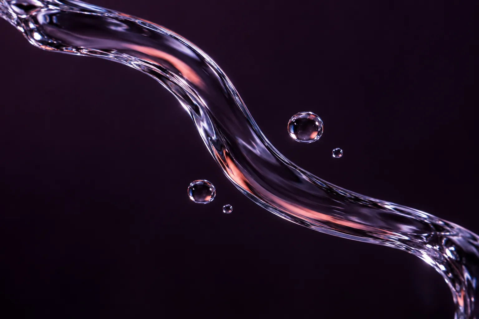 Un chorro curvo de agua transparente